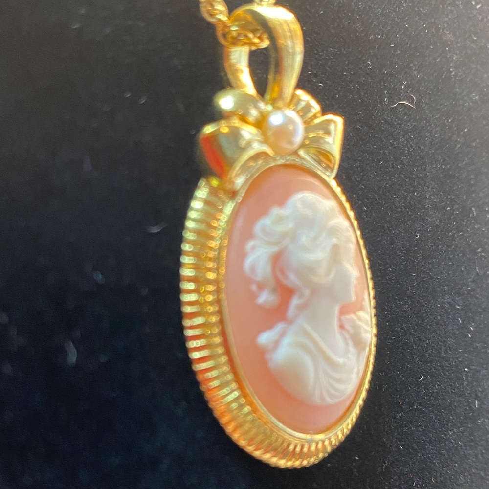 Vintage Avon Pink Cameo Pendant with Gold and Faux Pearl Necklace - Picture 4 of 9